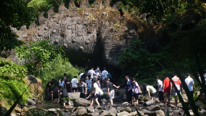 Siswa Kelas X SMA Tarakanita 2 Jakarta mengikuti Character Building bagi di Cibodas