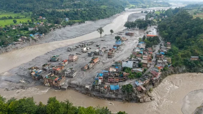 Gletser runtuh Gletser di perbatasan Nepal-Tibet runtuh dan memicu banjir bandang.