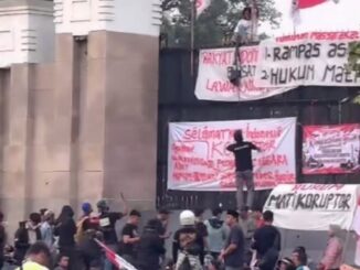 Massa demonstrasi di depan Gedung DPR RI