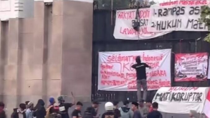Massa demonstrasi di depan Gedung DPR RI Massa demonstrasi di depan Gedung DPR RI