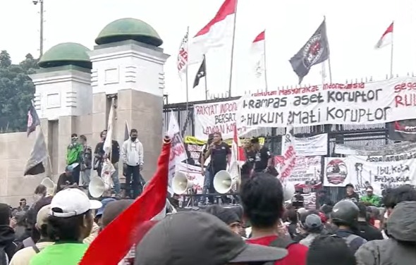 Massa demonstrasi di depan Gedung DPR RI Massa demonstrasi di depan Gedung DPR RI