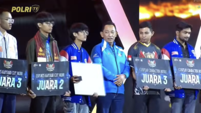 Kapolri Jenderal Polisi Listyo Sigit Prabowo menyerahkan piala, mock-up hadiah dan cincin penghargaan khusus kepada tim pemenang kategori utama Mobile Legends: Bang Bang (MLBB) di acara Grand Closing E-Sports Kapolri Cup 2026 di Indonesia Arena GBK pada Minggu, 9 Agustus 2026