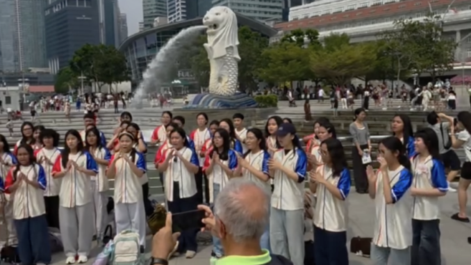 Tangkapan layar PENABUR Children Choir menyanyikan Rambadia di Merlion Park, Singapura