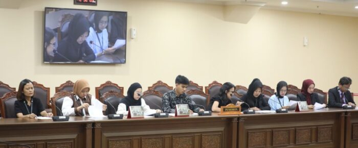 8 mahasiswa Ilmu Hukum yang melakukan uji materiil UU Dikti ke MK soal akreditasi prodi yang turun saat studi