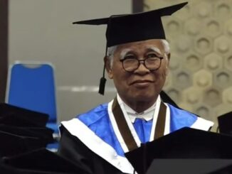 JLM Siahaan meraih gelar doktor ilmu sejarah dari Undip di usia 73 tahun