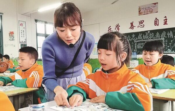 Kelas bahasa Inggris di Sekolah Dasar Jiefang di daerah Xinning, provinsi Hunan
