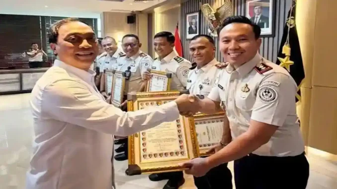 Kepala Kelas IIA Cibinong, Wisnu Hani Putranto saat menerima penghargaan dari Kepolisian Negara RI (Polri) atas sinergi dan kontribusi aktif dalam pengungkapan tindak pidana narkoba pada Kamis, 26/2/2026