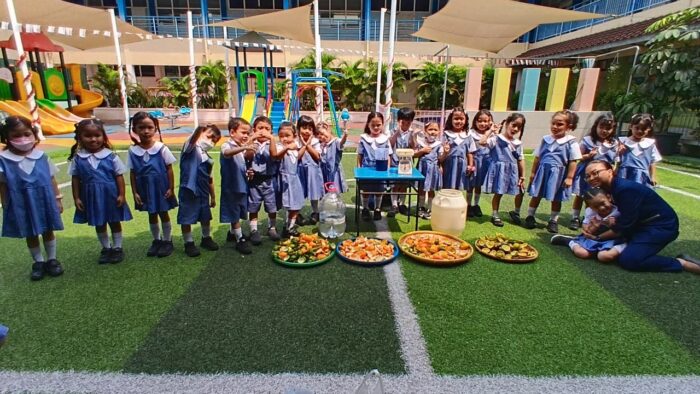 Siswa KB-TK Tarakanita 5 mengadakan kegiatan pembuatan eco enzym dari kulit jeruk dan kulit nanas