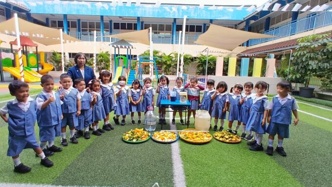 Siswa KB-TK Tarakanita 5 mengadakan kegiatan pembuatan eco enzym dari kulit jeruk dan kulit nanas