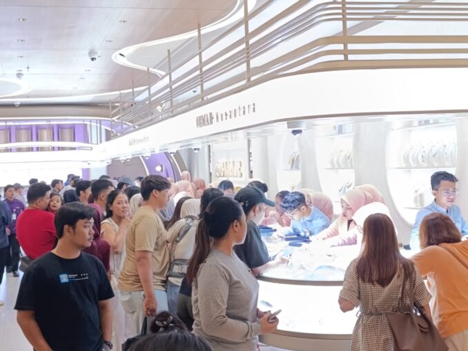 Pembeli memadati Toko Emas Semar Nusantara di di Summarecon Mall Bekasi 2