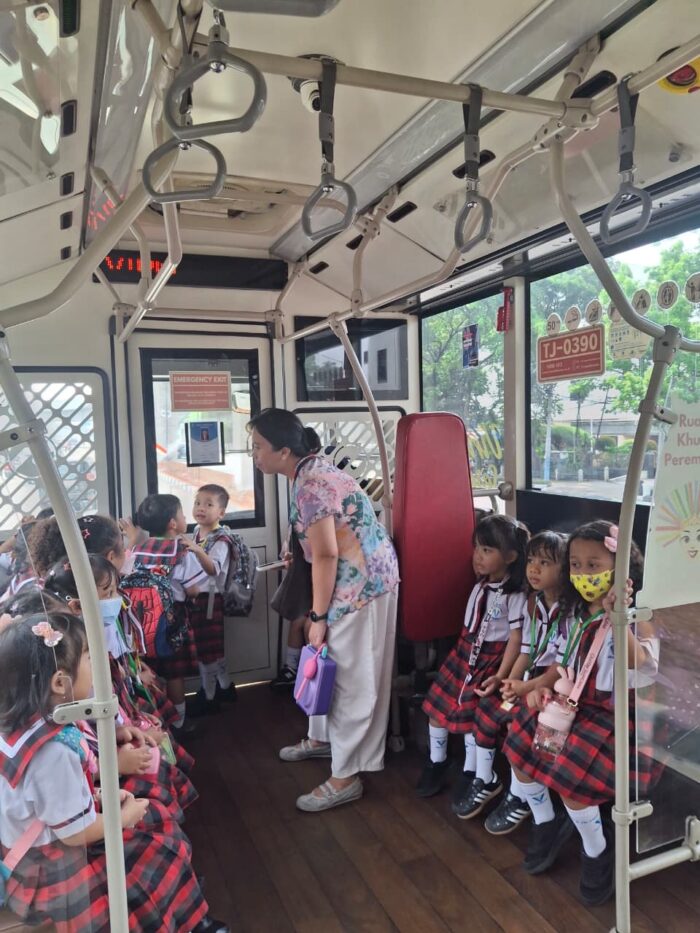 TK Tarakanita 5 melaksanakan kegiatan Pengenalan Transportasi Darat pada Senin, 28 September 2026