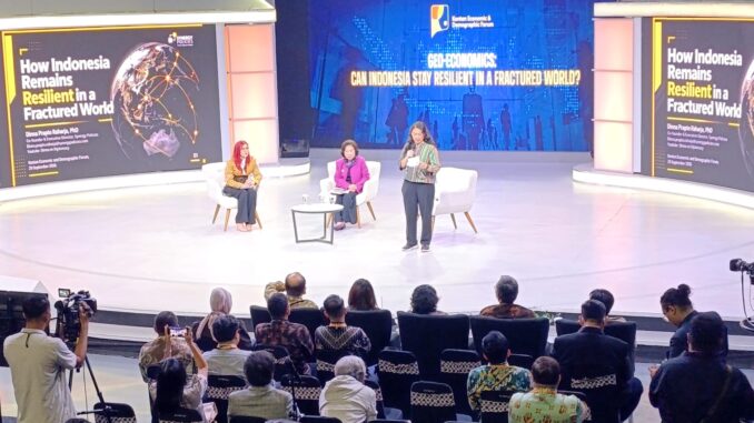 Co-Founder dan Executive Director dari Synergy Policies, Dinna Prapto Raharja dan Wakil Ketua Dewan Ekonomi Nasional (DEN), Mari Elka Pangestu dalam sesi talkshow HUT KONTAN ke-30 di Studio 1 Kompas TV, Menara Kompas, Jakarta, Selasa, 29 September 2026