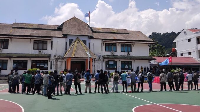 Pengibaran Bendera Bintang Kejora di Universitas Sains dan Teknologi Jayapura Pengibaran Bendera Bintang Kejora di Universitas Sains dan Teknologi Jayapura
