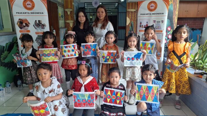 Siswa-siswi KB-TK Tarakanita 2 merayakan Hari Batik Nasional 2026 dengan membatik bersama Prakarya Indonesia dan mengenal beragam motif nusantara