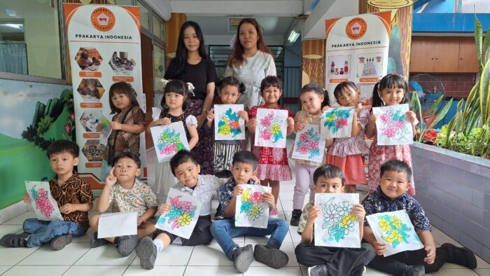 Siswa-siswi KB-TK Tarakanita 2 merayakan Hari Batik Nasional 2026 dengan membatik bersama Prakarya Indonesia dan mengenal beragam motif nusantara