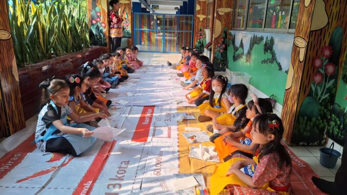 Siswa KB-TK Tarakanita 2 merayakan Hari Batik Nasional 2026 dengan membatik bersama Prakarya Indonesia dan mengenal beragam motif nusantara. Siswa KB-TK Tarakanita 2 merayakan Hari Batik Nasional 2026 dengan membatik bersama Prakarya Indonesia dan mengenal beragam motif nusantara.