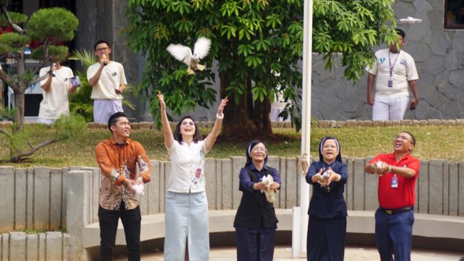 Sr. Richel CB, Sr,Yudith CB, Yosef Todarung, Firman Rahmat dan Natalia secara simbolis membuka Tarakanita Blok Pluit Cup dengan melepas burung merpati Sr. Richel CB, Sr,Yudith CB, Yosef Todarung, Firman Rahmat dan Natalia secara simbolis membuka Tarakanita Blok Pluit Cup dengan melepas burung merpati