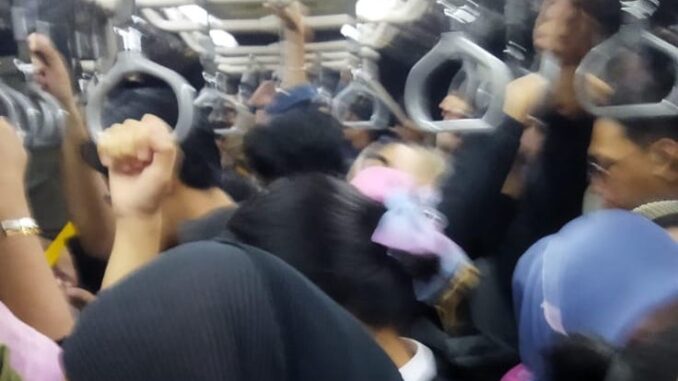 Berjubel di Bus TransJakarta, KRL Berjubel di Bus Trans Jakarta, KRL
