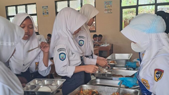 MBG model prasmanan di dalam kelas MBG model prasmanan di dalam kelas
