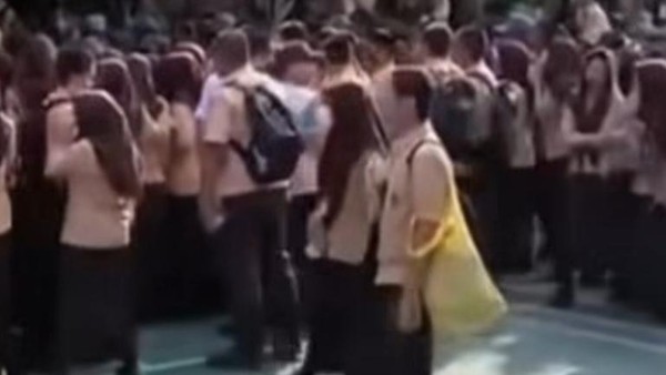 siswa-di-sman-2-makassar-berkerumun-di-halaman-sekolah-terkait-kasus-pencabulan-dok-istimewa-1792156166079_169