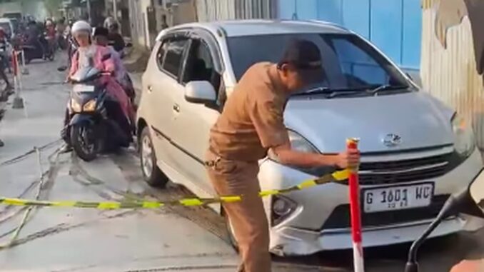 Tangkapan layar ASN Pekalongan Terobos Jalan Cor Basah